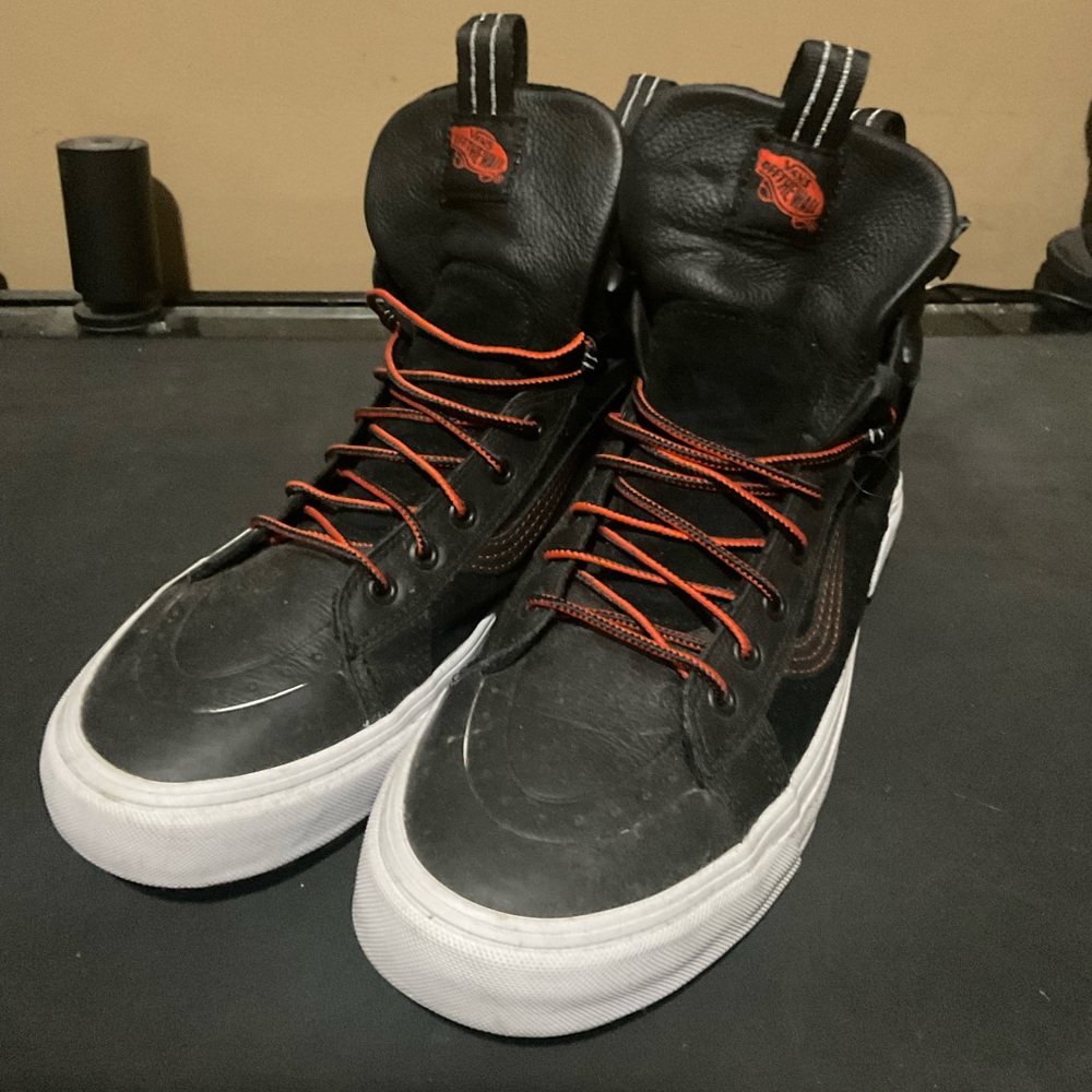 VansSK8-HI Boot MTE 2.0 DX 'Black Spicy Orange'. In Excellent Cond. Men’s 11.5.